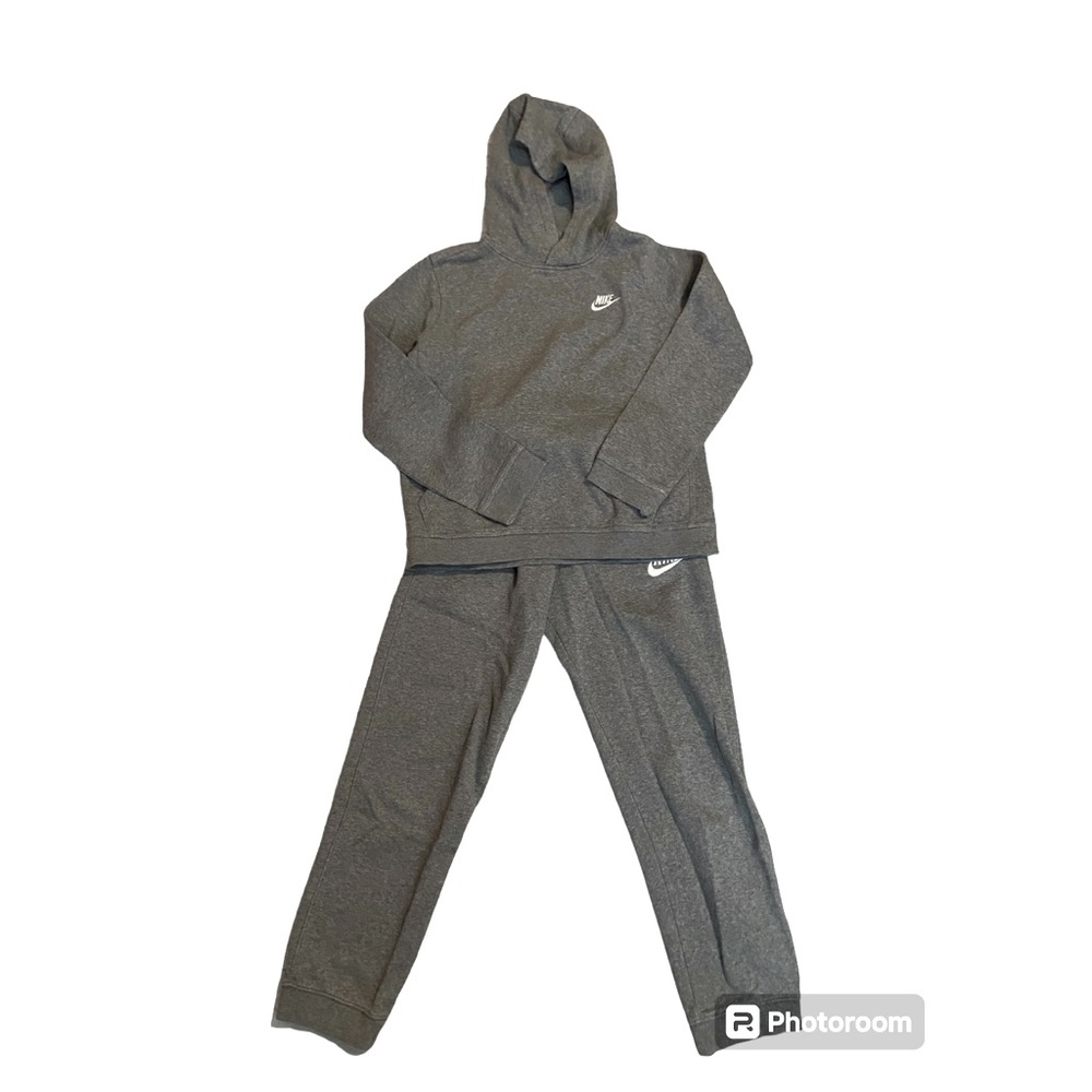 Nike Sportswear Club Fleece
Older Kids' Pullover Hoodie and Sweatpants